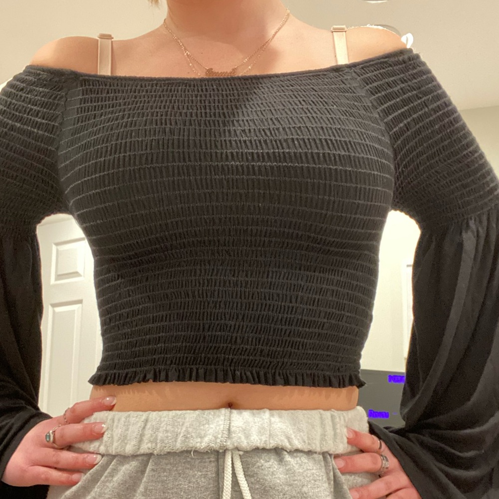 Black off-shoulder smocked top🖤